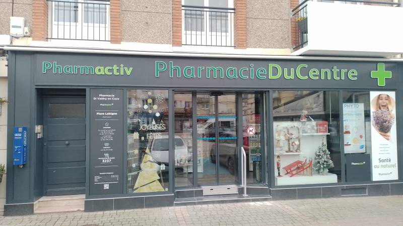 Installation d'une belle vitrine de magasin Saint Valery en Caux